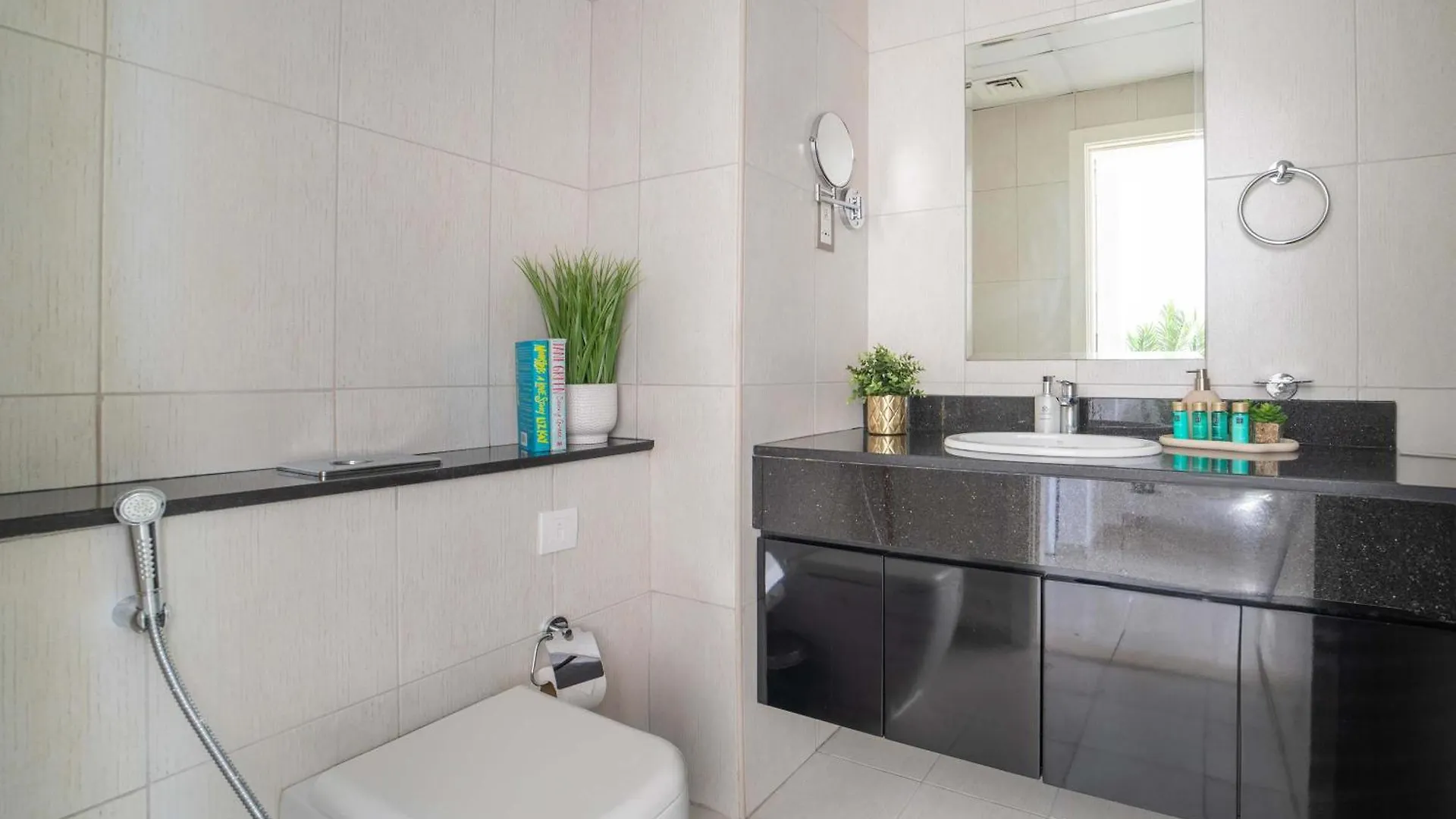Frank Porter - Damac Ghalia Tower - Studio Dubai Apartment